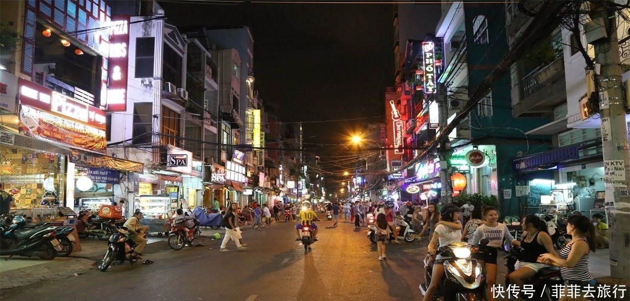 外国人到中国旅游晚上从不出门,后来才知道原来中国生活这么幸福