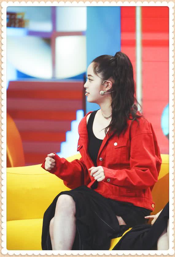 欧阳娜娜和关晓彤相差3岁，可同穿半身裙，却是少女和阿姨的差距