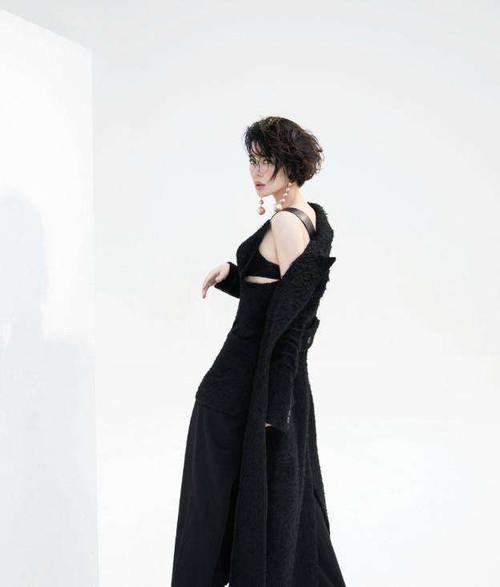 她和导演同居12年却遭抛弃, 如今身家40亿无人娶, 有野性魅力!