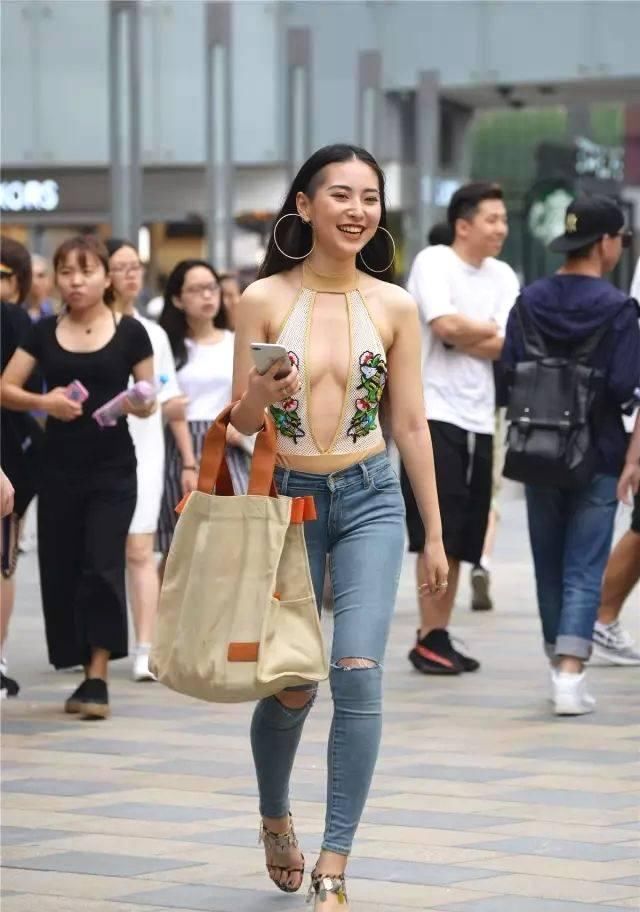 街拍：新颖出彩的紧身裙美女，更显娇小身姿，衬托靓丽的气质
