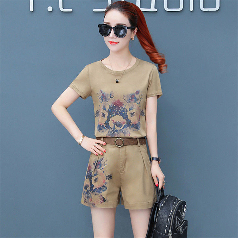 妹妹结婚,48岁老婆穿阔腿套装,高贵显优雅,惊艳众人频回头