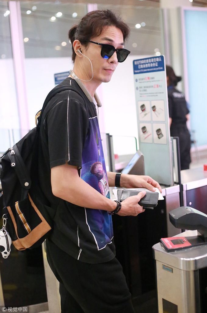 奶爸李承铉架黑超梳小辫潮男范 表情萌萌哒似偷师女儿Lucky