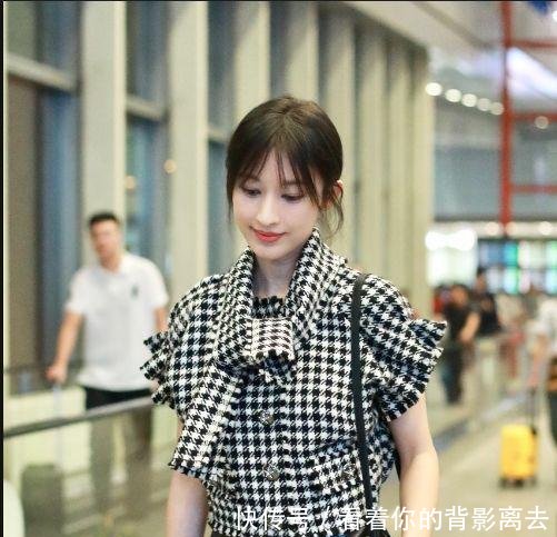 张俪穿黑白格子上衣搭配黑色皮裙现身机场 留着刘海长发气质甜美