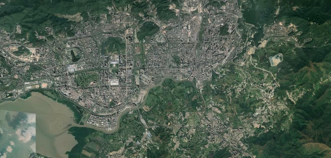 香港和深圳之间虽然只隔着一条深圳河，但是两岸的景象却截然不同