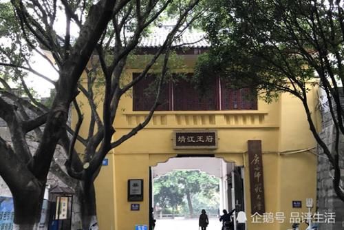 我国唯一建在5A级景区的大学,每天上课都在旅游,游客进去要买门