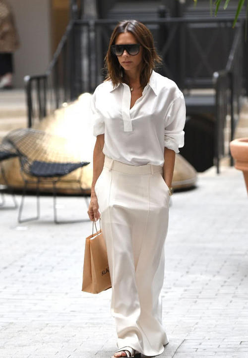 “贝嫂”维多利亚长裙拖地穿出气场，网友：心疼地上的裙子！