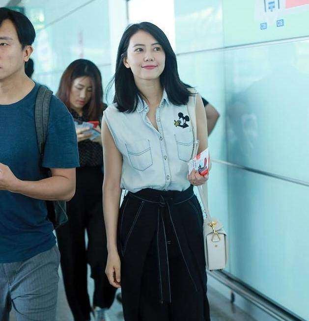 高圆圆素颜出镜，脸垮膀粗，这还是我们认识的街拍达人，不老女神