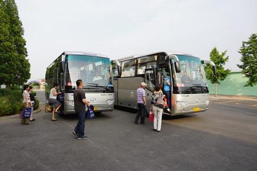 坐大巴车时，为何乘客不去服务区吃饭？连司机都拒绝，原因很简单