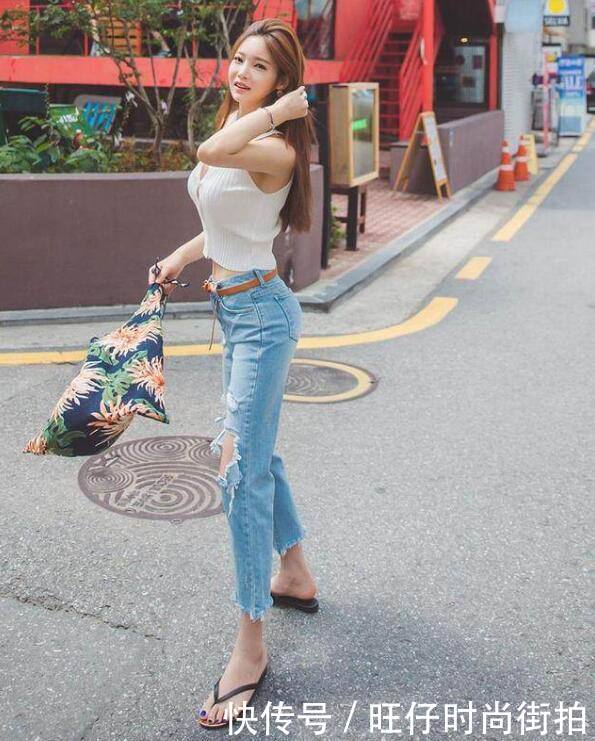 时尚潮流的牛仔裤美女，尽显玲珑身姿，不由让人眼前一亮！