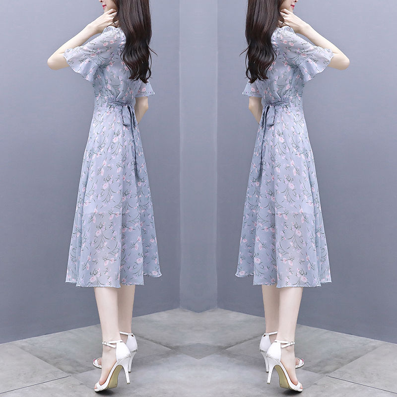 三伏天流行一种“冷淡风”，高雅又显年轻，上身女神范十足