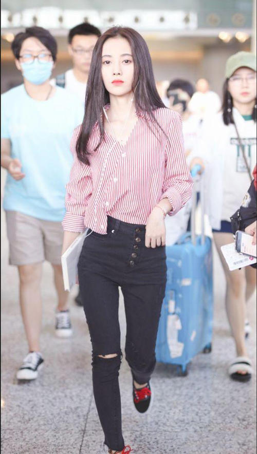 清新的衬衫造型,紫宁搭“狗啃式”短裤个性甜美,鞠婧祎仙气十足