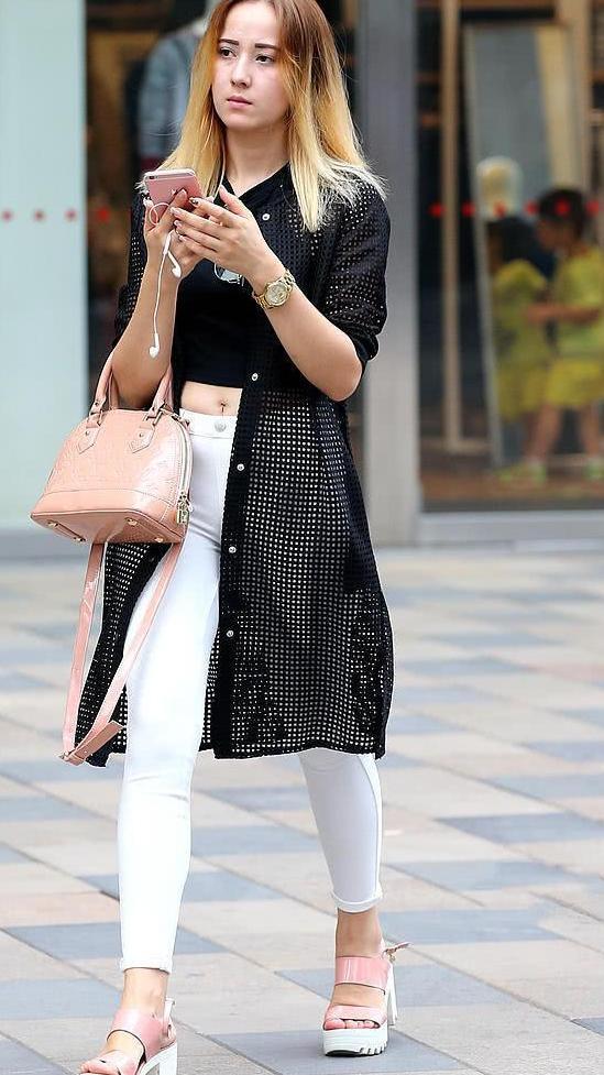 三里屯美女挑战展示大长腿极限 热裤要多短有多短