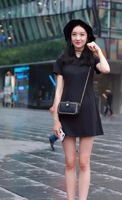  『短袖』街拍：软玉温香的美女，一件白色短袖配打底短裤，时尚女性魅力