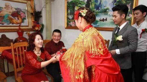  「走红」漂亮婆婆走红:为不抢儿媳风头特意穿显老旗袍,网友:人美心善