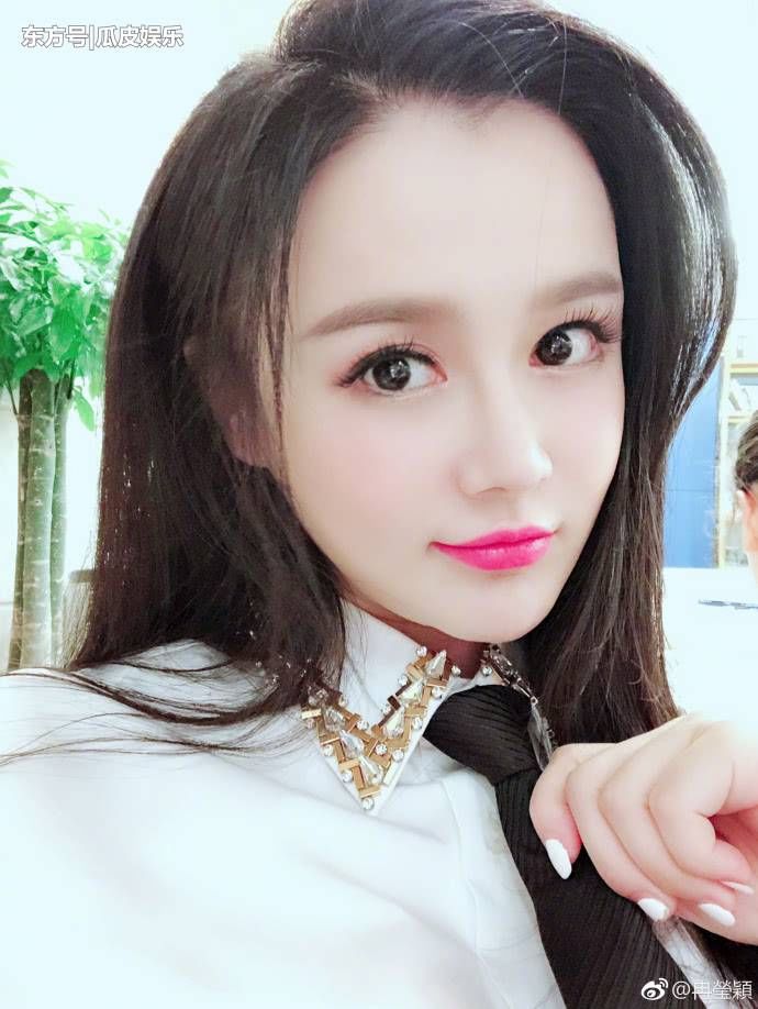 邹市明全家机场近照，冉莹颖露肩装秀傲人身材，网友:一股风尘味