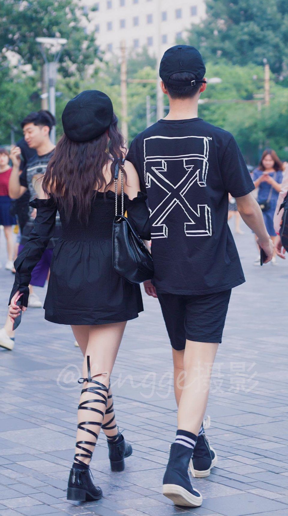 街拍：十张最新出炉的背影，可谓十全十美，不知道你最喜欢谁？