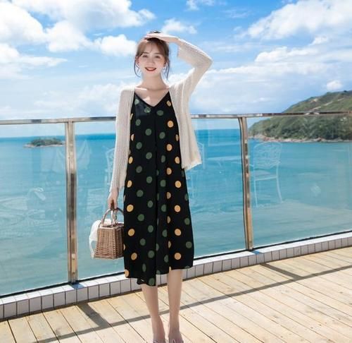 『春天』春天穿“波点吊带裙+防晒衫”,这样搭年轻十岁不止,真的美翻了