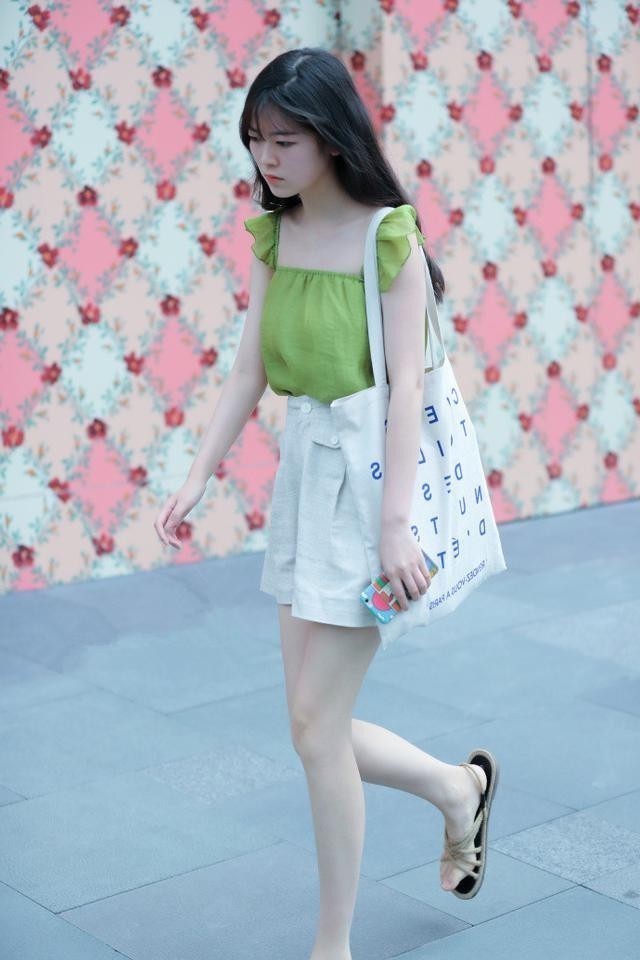 街拍：美丽大方性感的小姐姐，打扮上随性不羁的风格很气场！