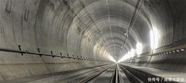 坐火车过这个隧道要近一个小时, 挖了十七年震撼世界!