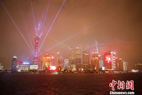 国庆夜上海灯光秀点燃夜空 游客冒雨观看