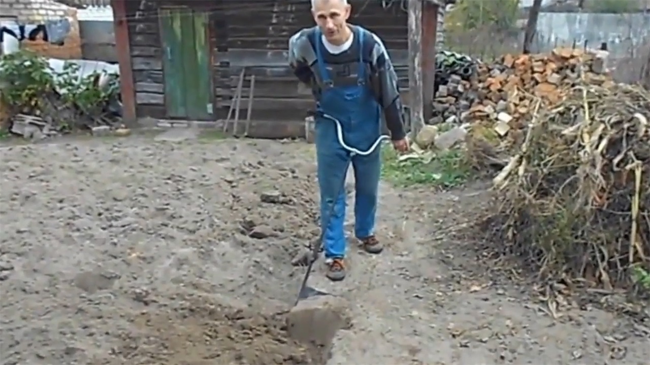 外国农村老大爷发明新型铁锹，效率提升5倍，10块钱造一把