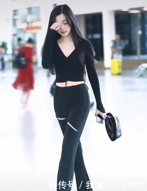  气质■个性时尚的代表，红色上衣搭配短裤，彰显东方女性成熟气质美