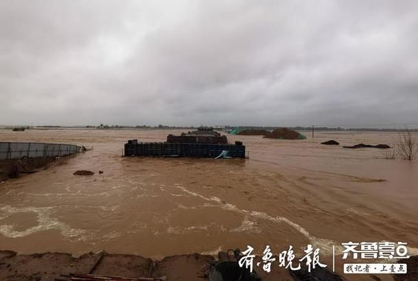 潍坊北部:滚滚洪峰抵达弥河下游寿光营里镇，防汛人员紧盯水情