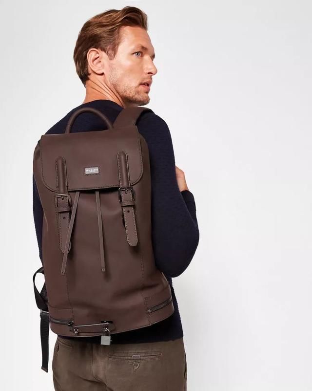 女生别只顾打扮自己!快扔掉男友的小学生书包