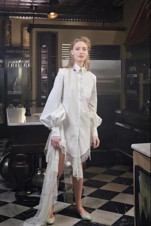 杨幂身穿月光白的蕾丝裙出席活动,宛如仙女下凡,这搭配风格太好了