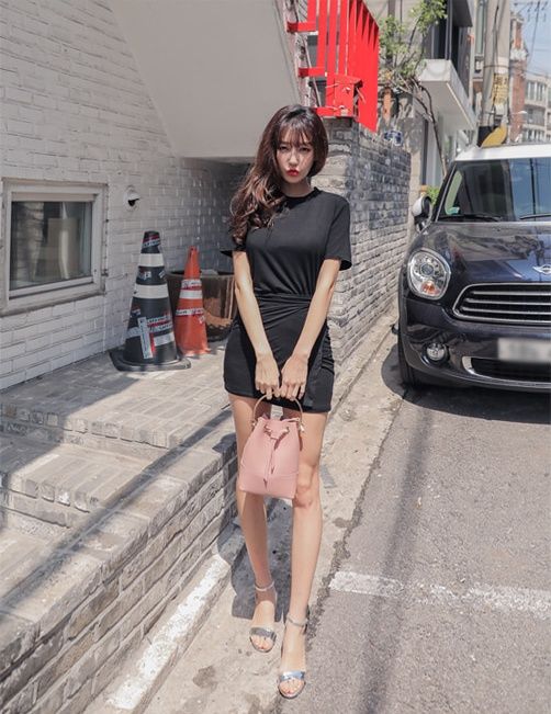 街拍黑色短裙气质美女，拥有迷人的笑容！