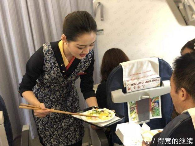  [空姐]为什么在飞机上，空姐会一直过来送吃的其中的猫腻你可能