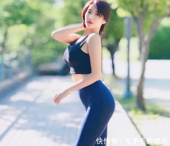 街拍：时尚性感的紧身打底裤美女，大秀S型曲线，尽显曼妙身材！