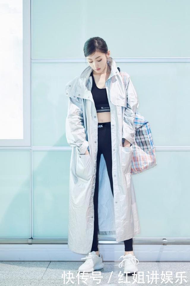 张天爱穿银色风衣秀马甲线，气场全开时髦到炸，却被编织袋抢镜！