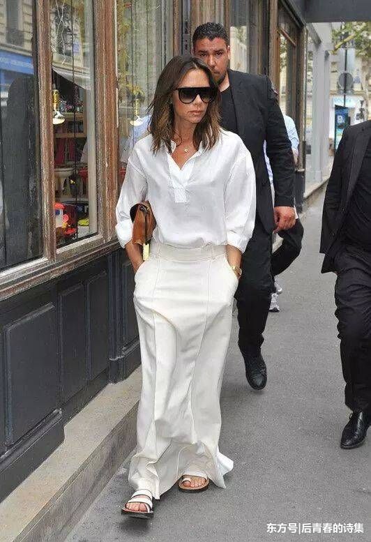 贝嫂穿自创品牌衣服出街自信满满，但看到下半身这效果我沉默了!