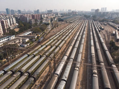  中国：国内高铁建设如火如荼，春运紧锣密鼓压力山大，为什么不