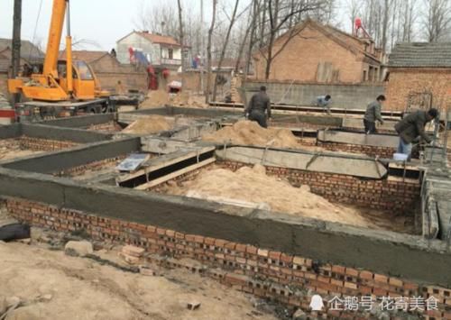  回村■在农村，自己原有的宅基地，非农户口是否可以回村翻建房