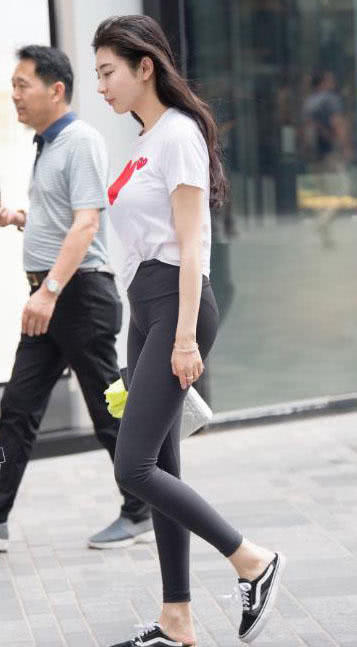 气质小姐姐紧身裤勒出无数道迷人勒痕,玲珑有致的身材很有看头