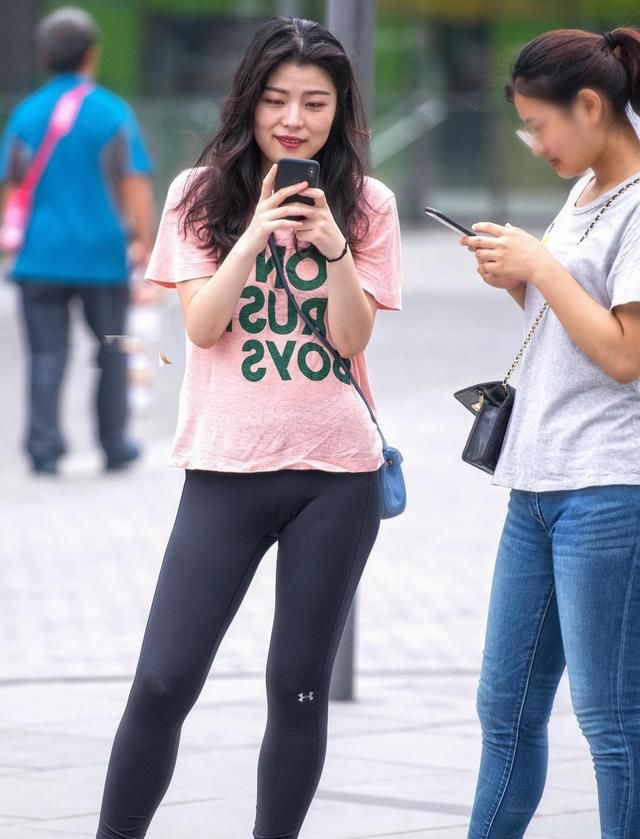 街拍美女：气质小阿姨穿着运动紧身裤喜欢拍照，无拘无束玩的很嗨