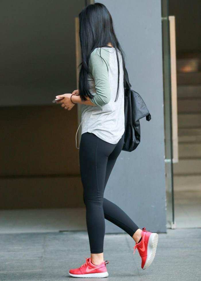 街拍: 紧身包臀裤的丰满小姐姐, 身材修饰的很完美