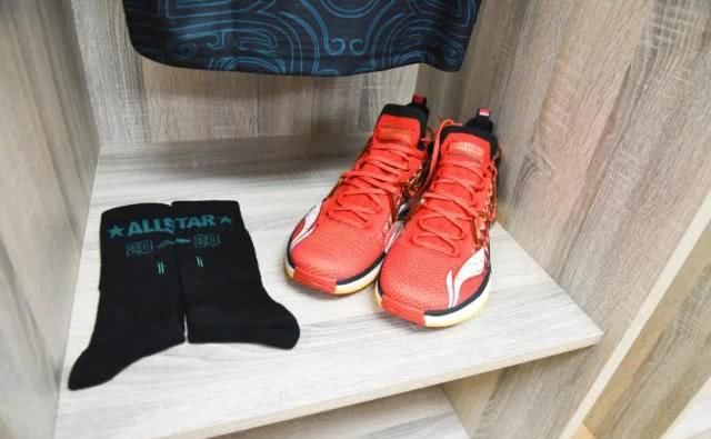 郭艾伦cba全明星球鞋