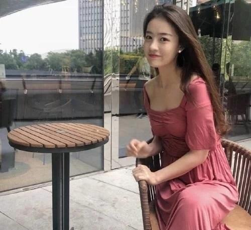 邻家的小姐姐平时身材一般,穿上紧身裙跟换了个人似的!