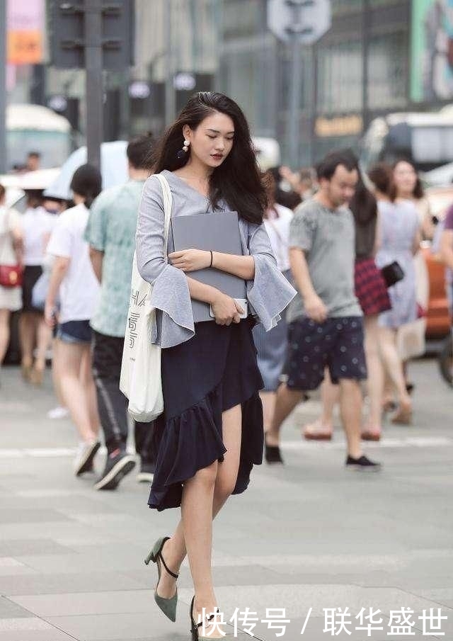  [肤白]街拍：肤白貌美大长腿的各色美女，点燃夏日街头激情