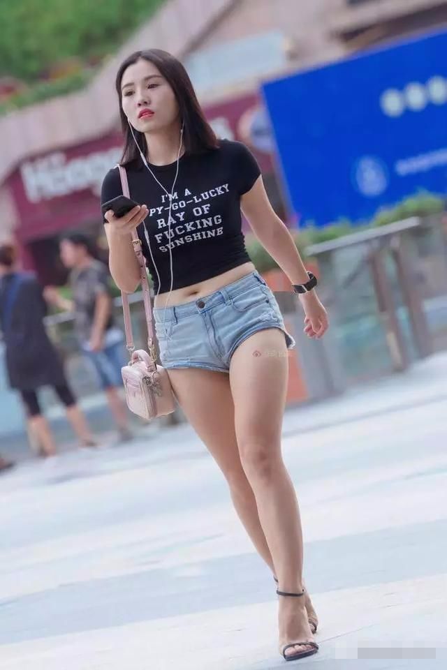 可爱女生牛仔热裤搭配高跟鞋，一双大长腿让人羡慕