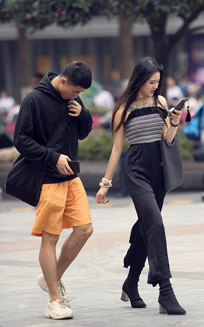 街拍：女神身穿粉色抹胸上衣精致又水灵，尽显恰到好处的微胖身材