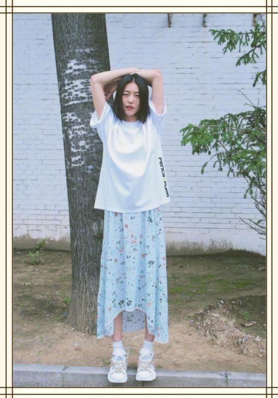 刘雯不得了！这么窄的裙子都能塞进去，网友：饿我半年也穿不上！