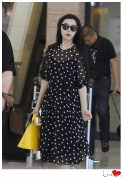 当37岁范冰冰穿波点裙撞上31岁张馨予, 网友: 李晨做出了错误选择