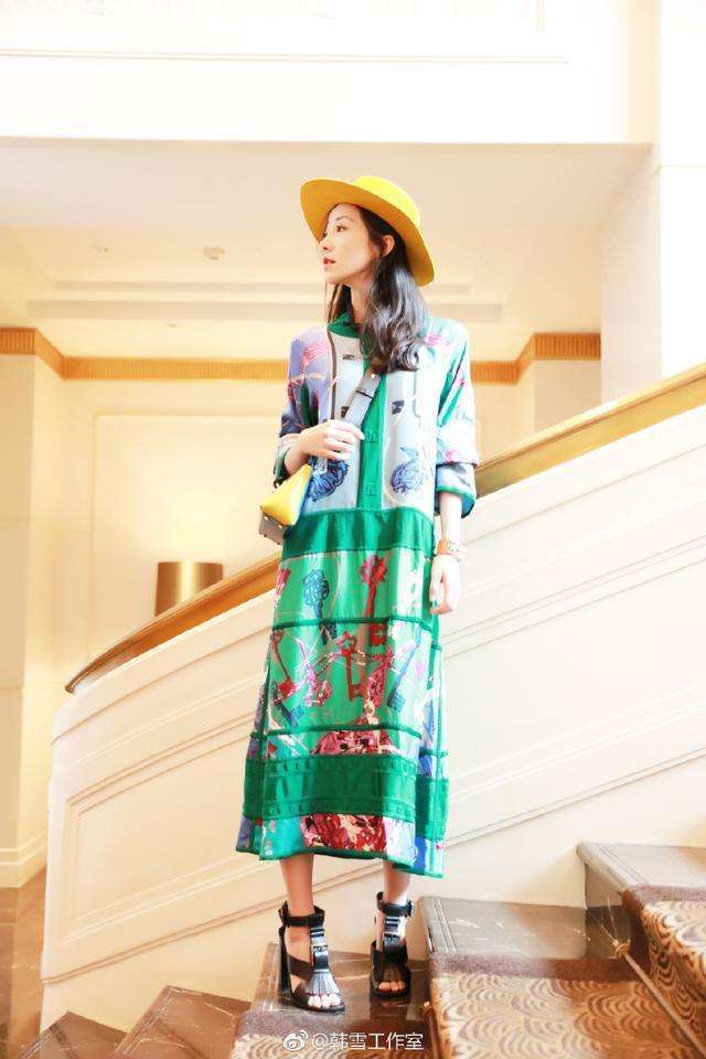 鞠婧祎真厉害! 穿的牛仔短裤好多绳子捆绑 网友: 勒得不疼吗?