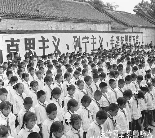 七十年代老照片：大城市里也有些人开始像西方一样，穿着比较开放