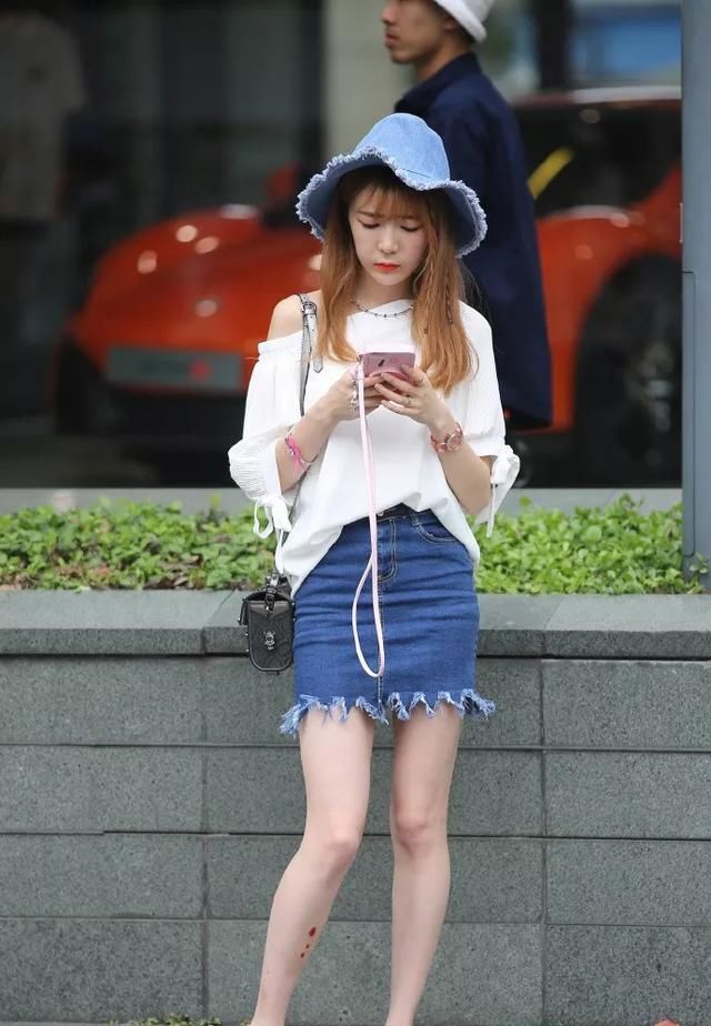  『显得』街拍:小姐姐一身黑色连衣裙温婉大方,搭配高跟鞋让气质显得迷人