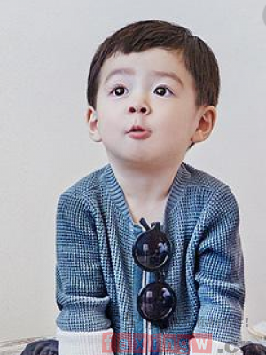 干净整齐的时尚小男孩发型 从小具备绅士风